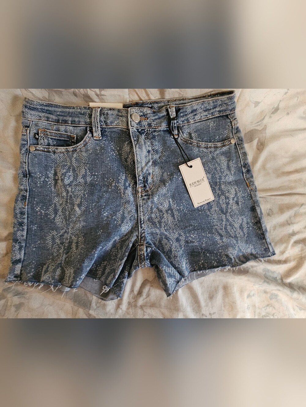 Judy Blue High-Rise Snakeskin Denim Shorts - Blue NWT - Picture 1 of 4